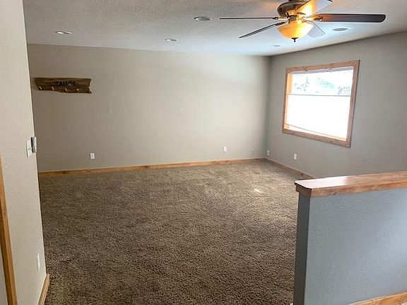 4th image of 779 Hazel Dr