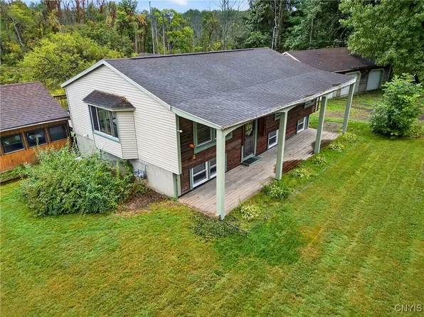 32 Kingdom Rd, Oswego, NY 13126