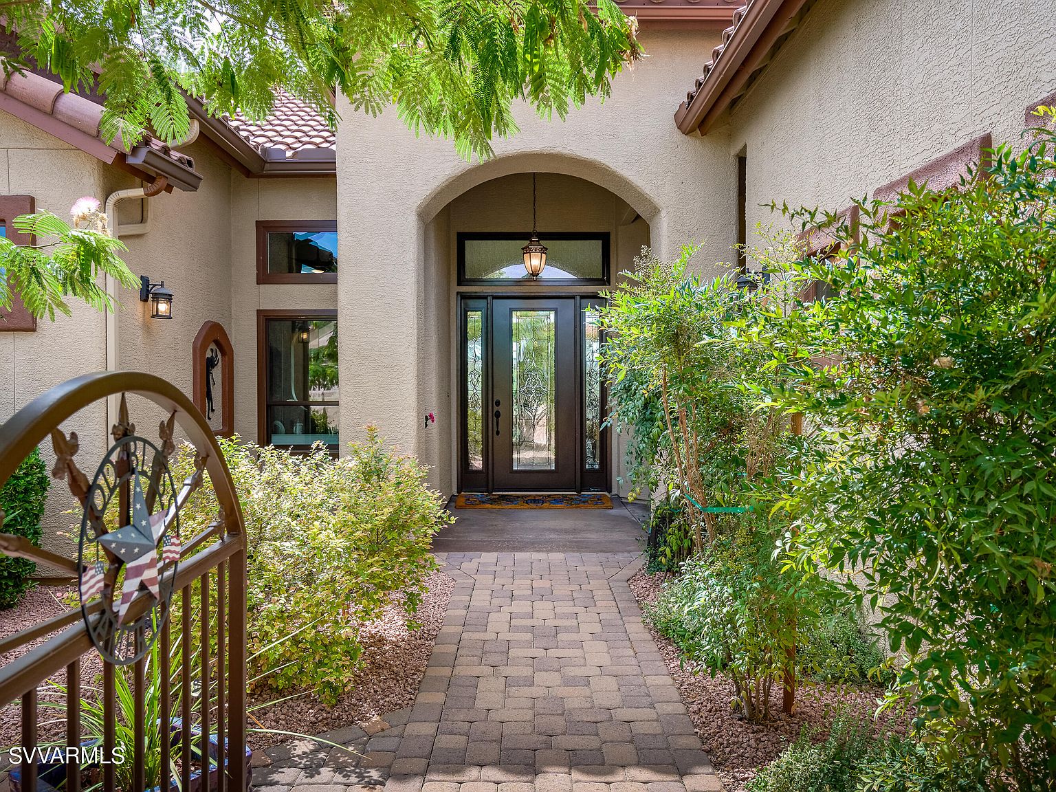 5815 E La Privada Dr