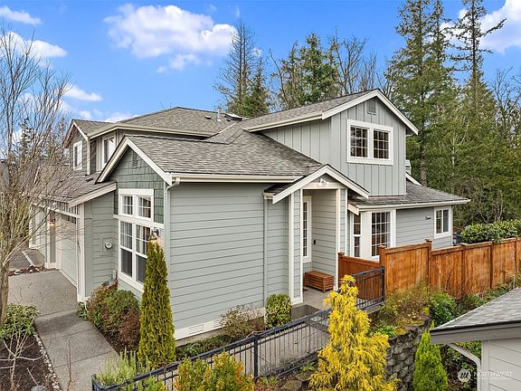 2nd image of 1118 NE Laurel Court