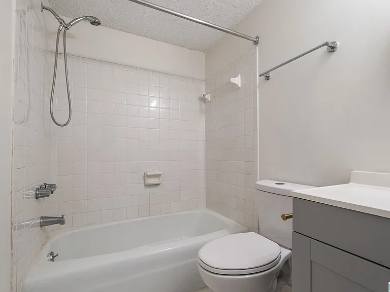 2409 Arlington Cres #D — Photo 30