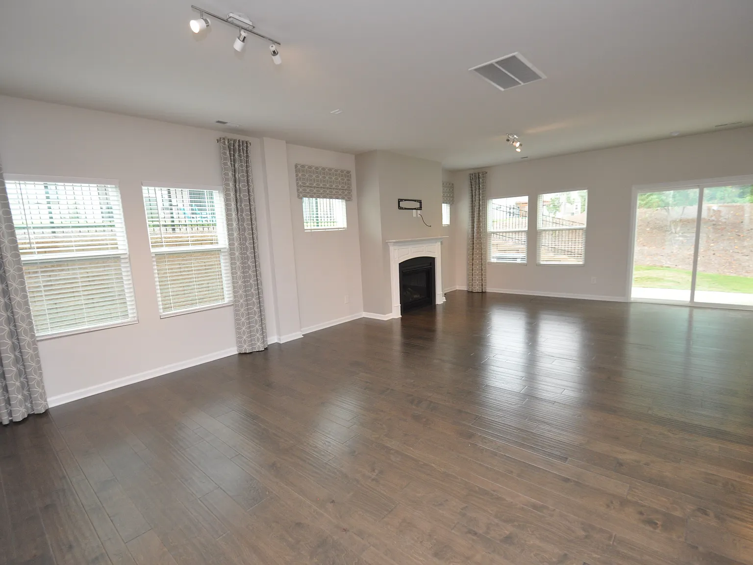 Luxury End Unit Apex Townhome Available Immediately — Photo 4