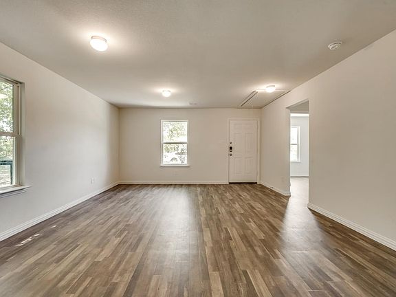 4th image of 1624 E Davis Ave