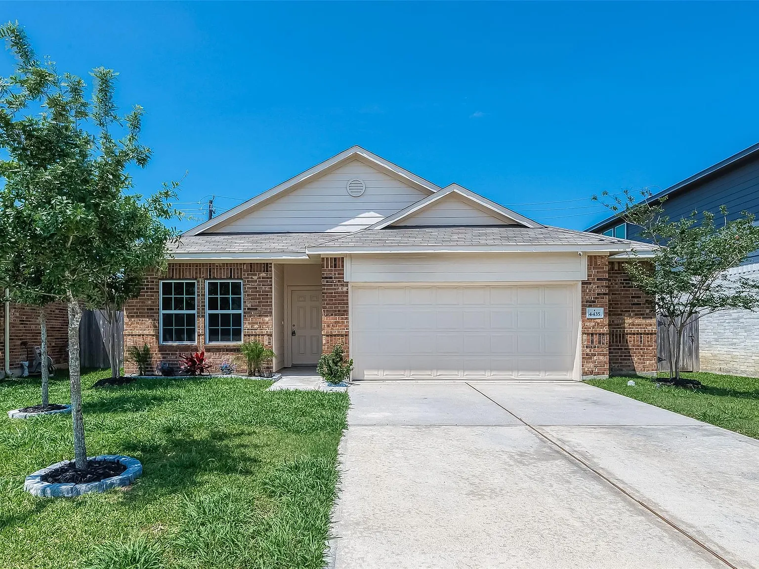 3 bed, 2.0 bath, 1929 sqft, $2,195 — Photo 1