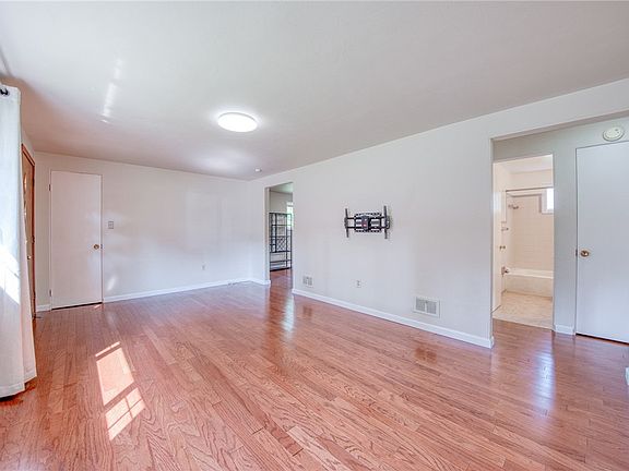 4th image of 110 Clearfield Pl