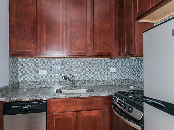 4th image of 580 W Arlington Pl