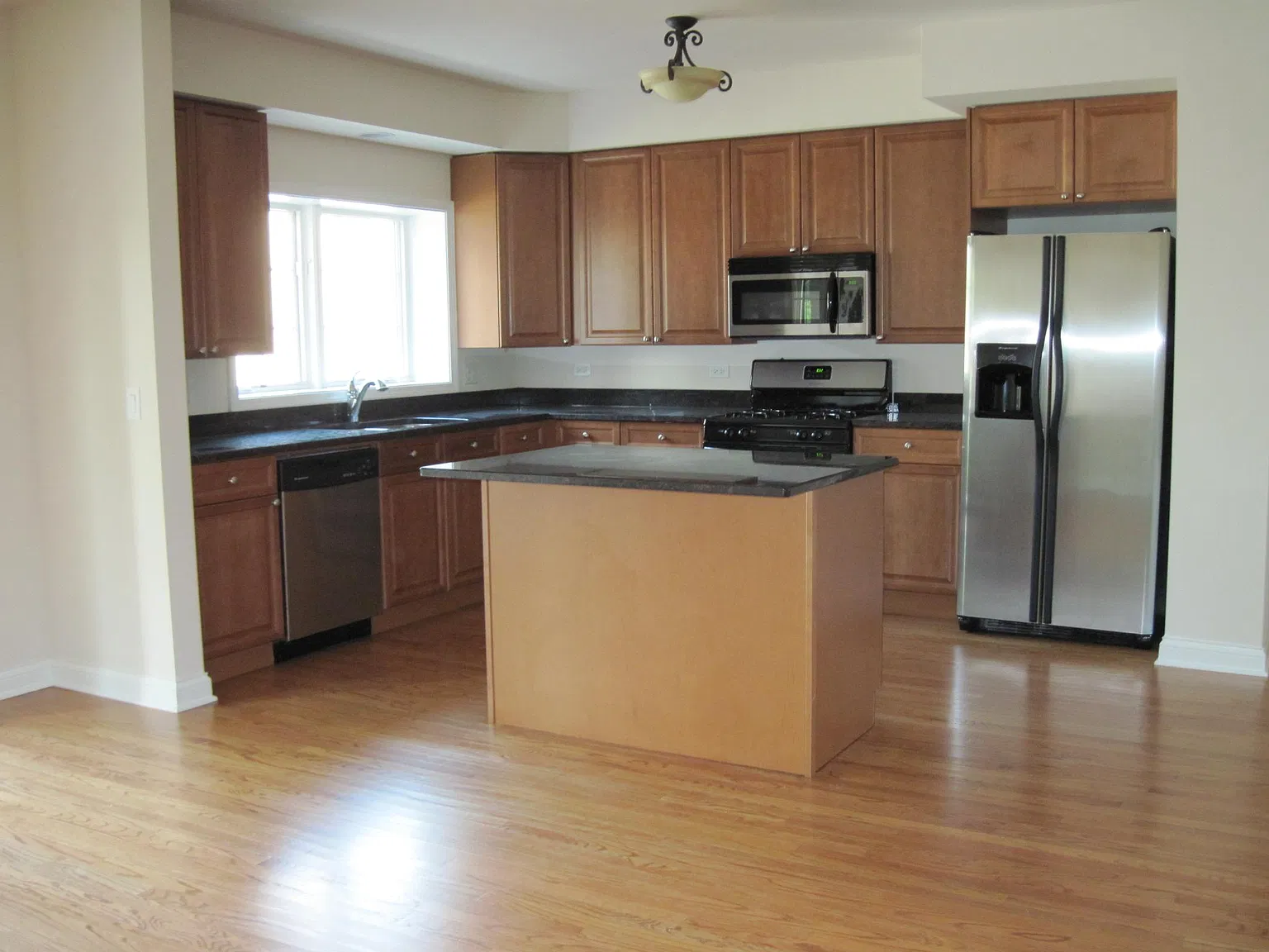 2 bed, 1500 sqft, $2,700 — Photo 2