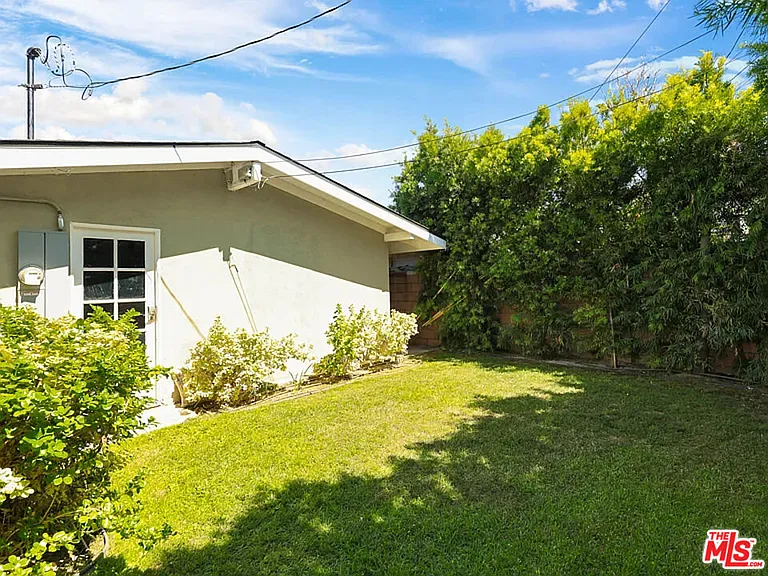 526 N Emerald Dr — Photo 16