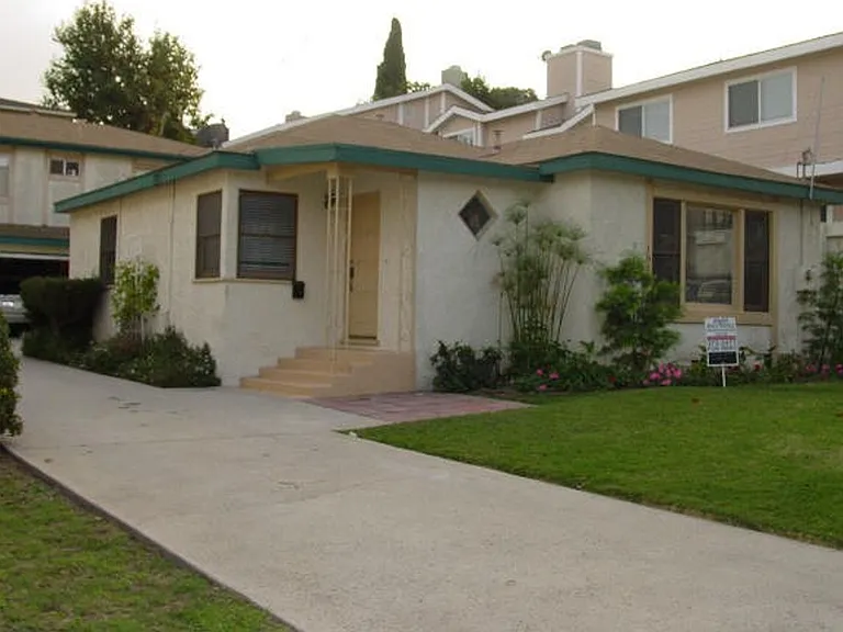 1920 Curtis Ave — Photo 1