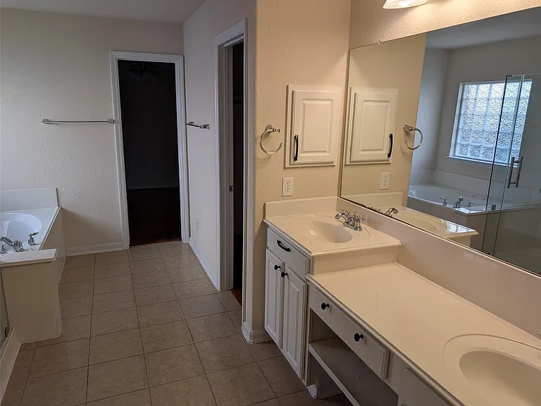 8018 Emperors Pass — Photo 14