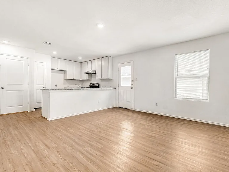 7102 Satellite Dr — Photo 30
