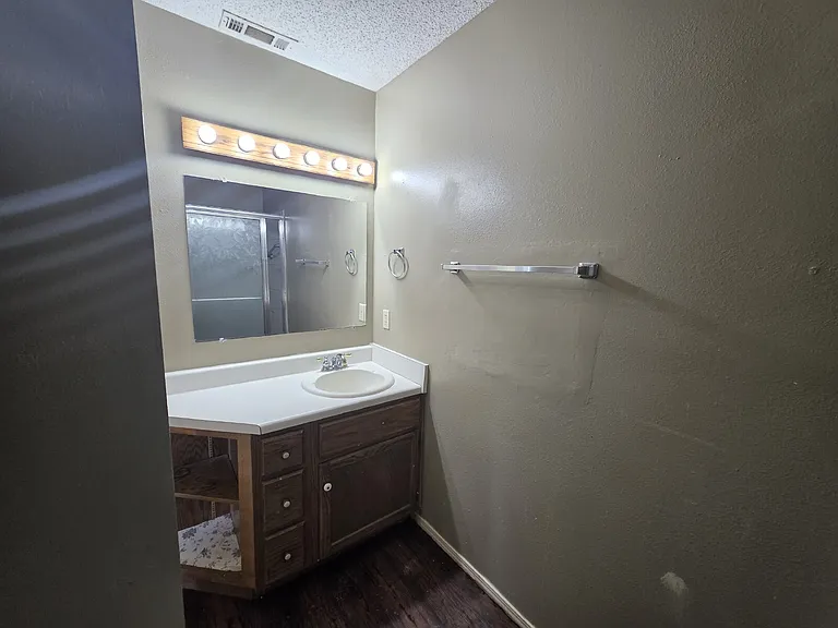 2703 W Beech St — Photo 7