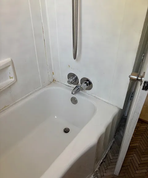 Bathroom (Upstairs)