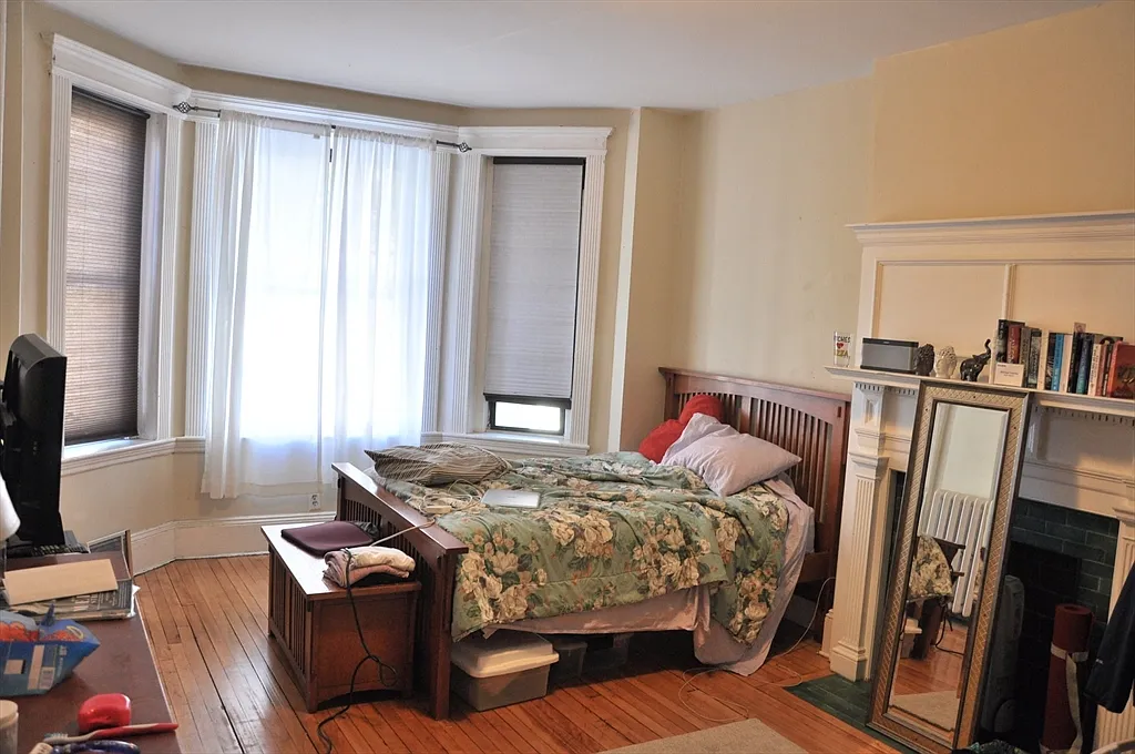 4 bed, 2.0 bath, 1200 sqft, $4,350 — Photo 1
