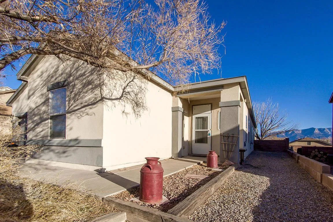 3 bed, 2.0 bath, 2200 sqft, $2,100 — Photo 1
