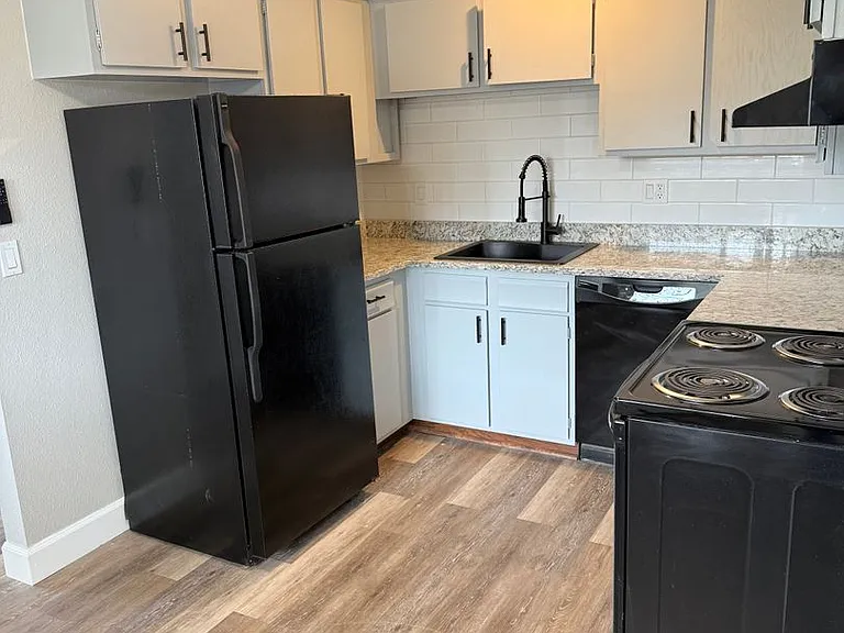 Cottonwood Creek Apartments — Photo 32