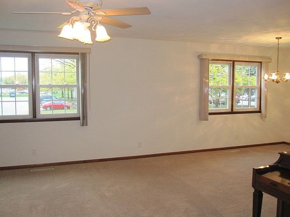5th image of 434 E Grand Dr