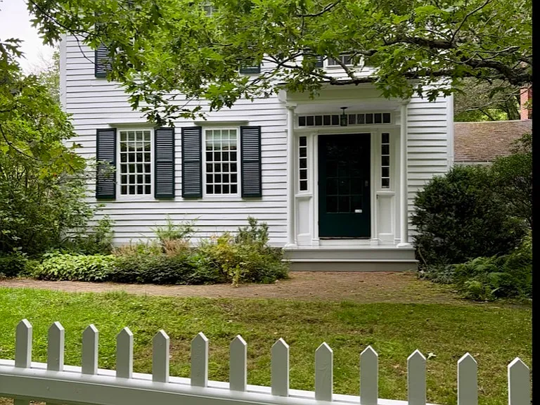 320 Valley Rd — Photo 2