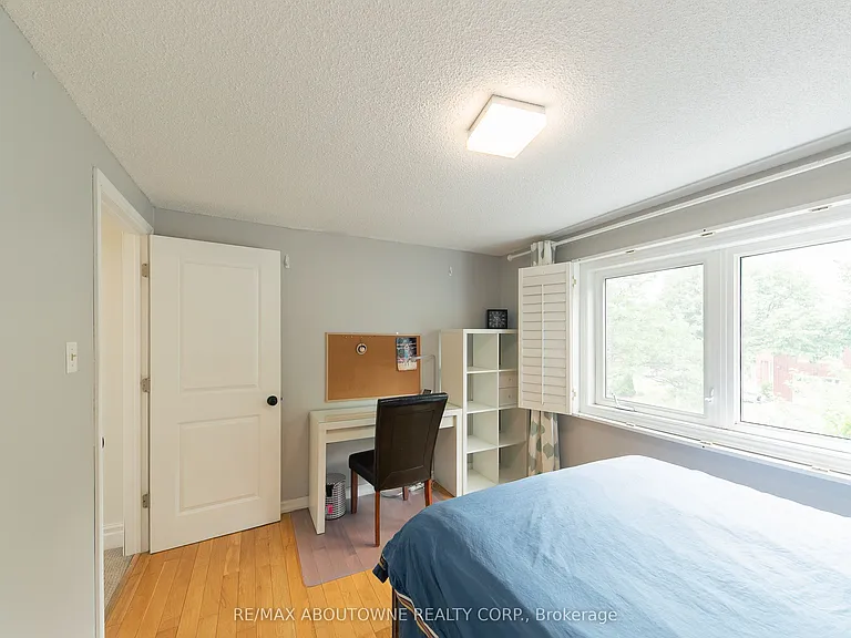 2072 Glenada Cres — Photo 27