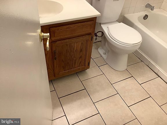 5th image of 8265 Londonderry Ct