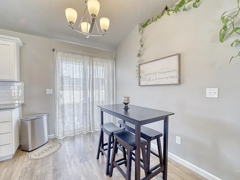 391 Benno St — Photo 8