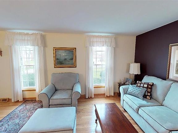 4th image of 326 Colonial Dr