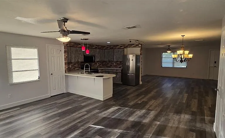 1174 Victoria Ave — Photo 3