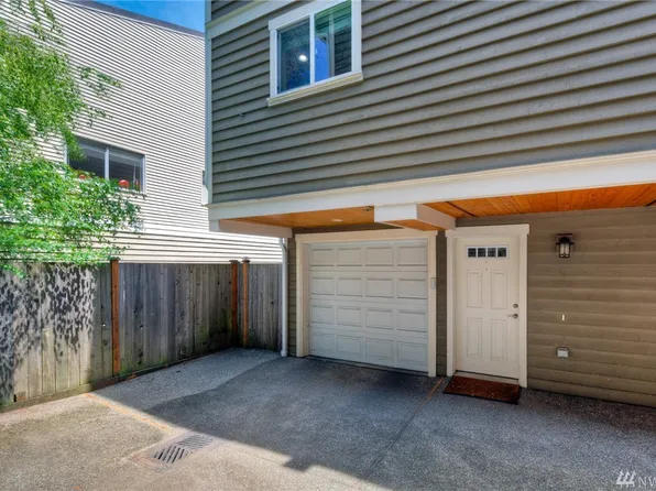 9217B Roosevelt Way NE, Seattle, WA 98115