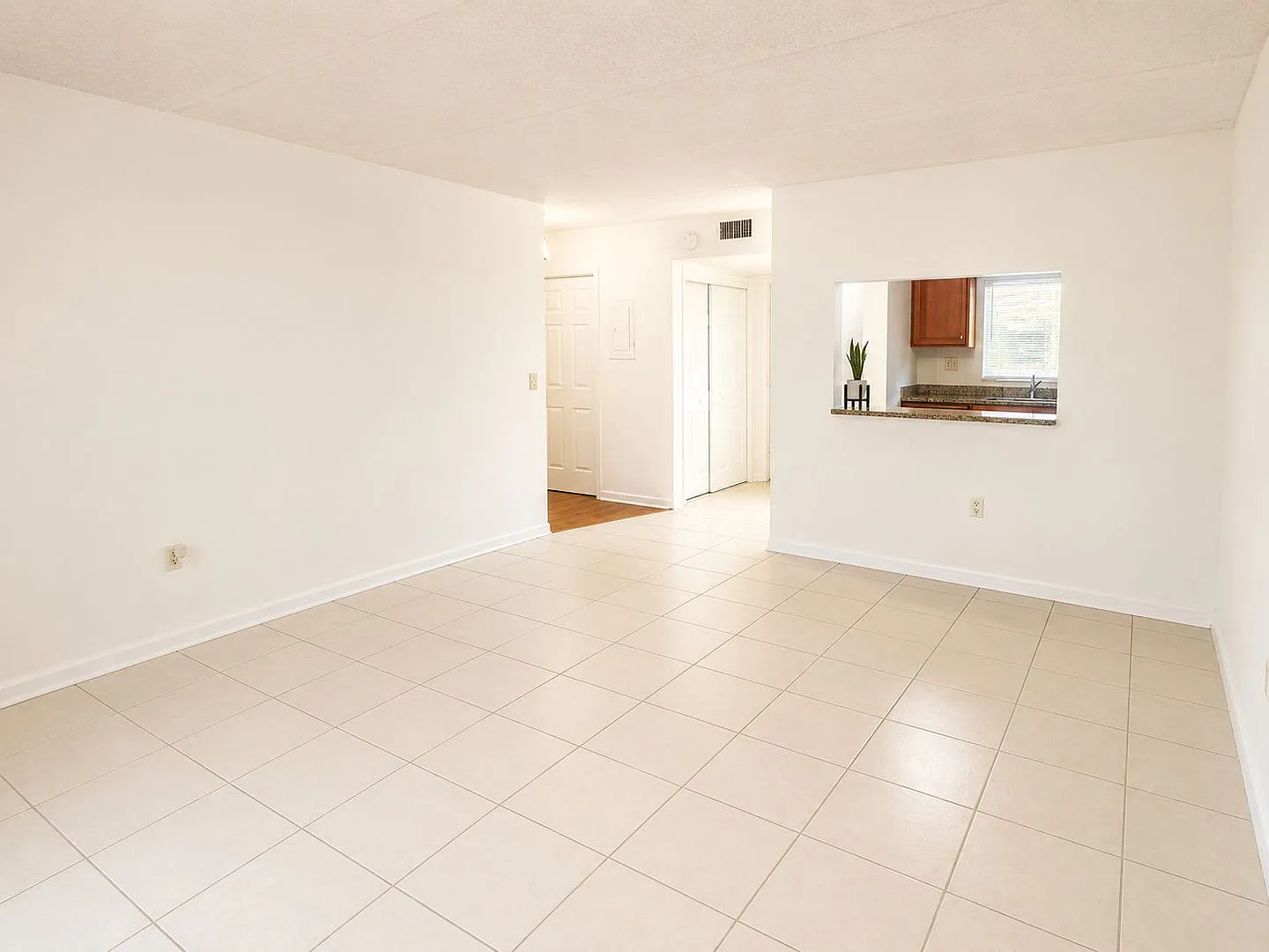 1 Bed / 1 Bath Apartment for Rent Somerset Park Community — Photo 4
