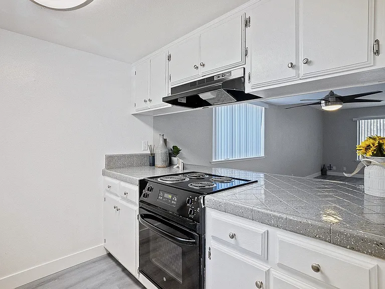 Riverwoods Apartments — Photo 7
