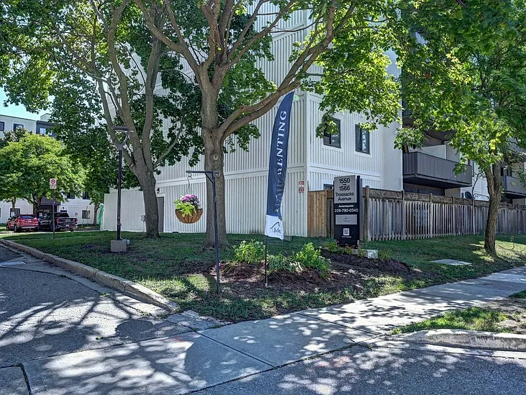 1549 Trossacks Ave — Photo 4