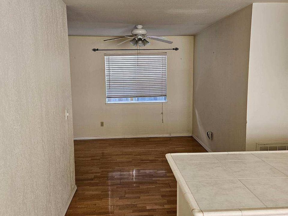 1st image of 471 Cloudview Dr