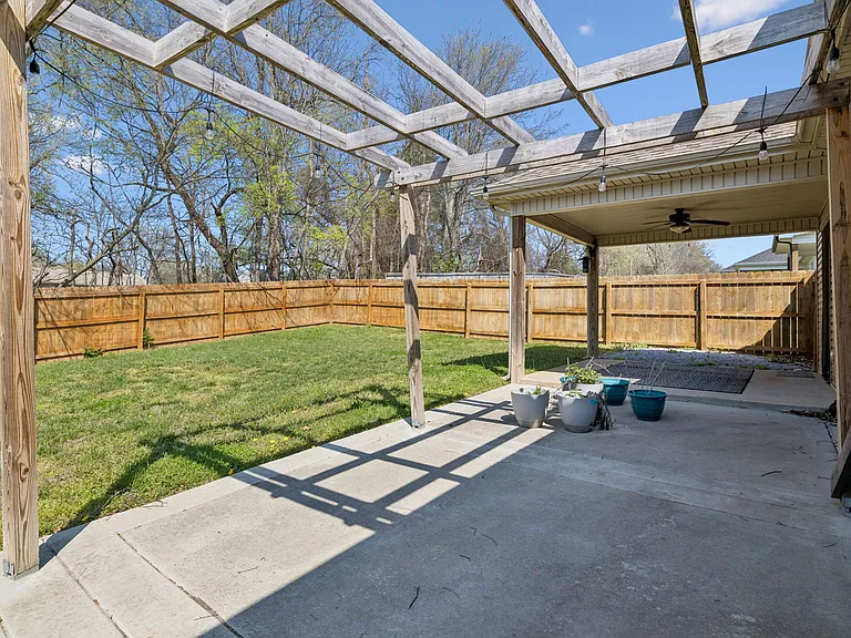 833 Lutz Ln — Photo 26