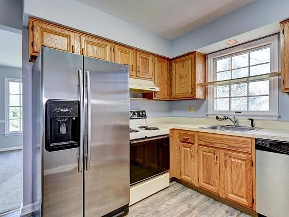 3rd image of 174 Milkweed Ct