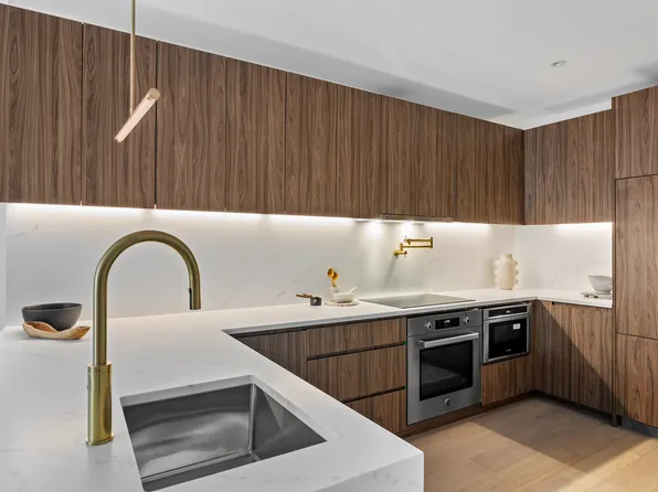 625 New York Avenue image 2 of 13