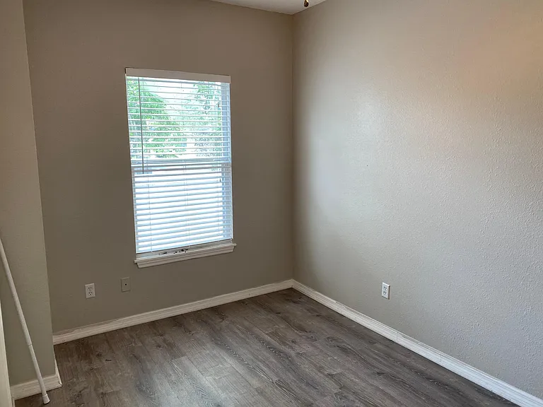 2115 S Fern Creek Ave — Photo 14