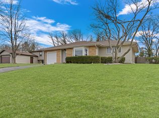 704 Greenbriar Ln, Lindenhurst, IL 60046