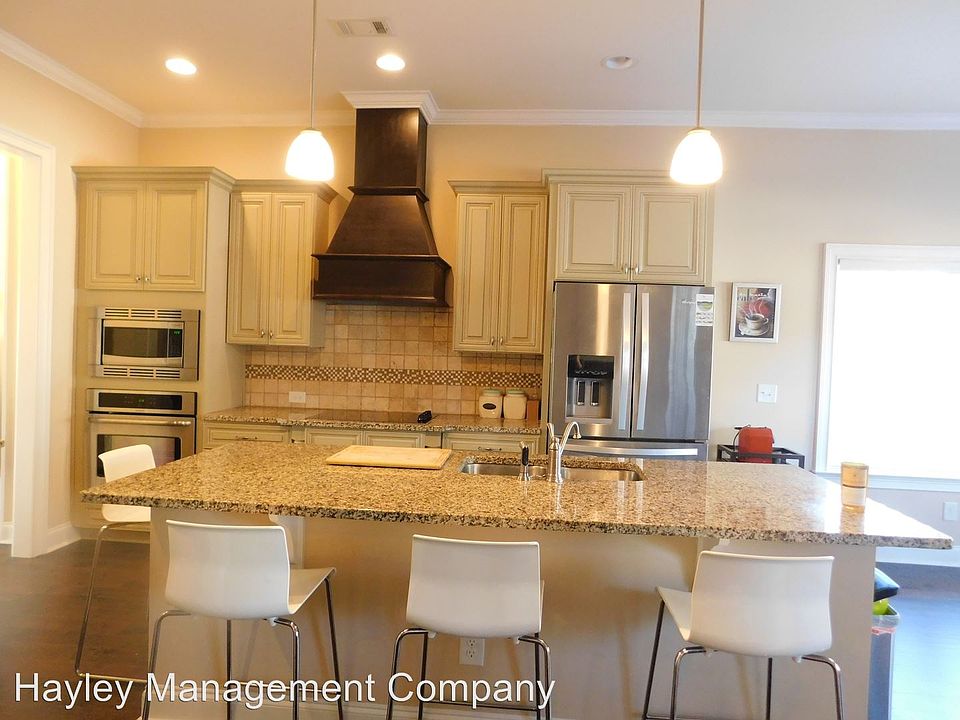 2nd image of 2646 Salford St