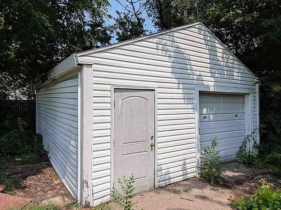 4th image of 2932 Mahaska Ave