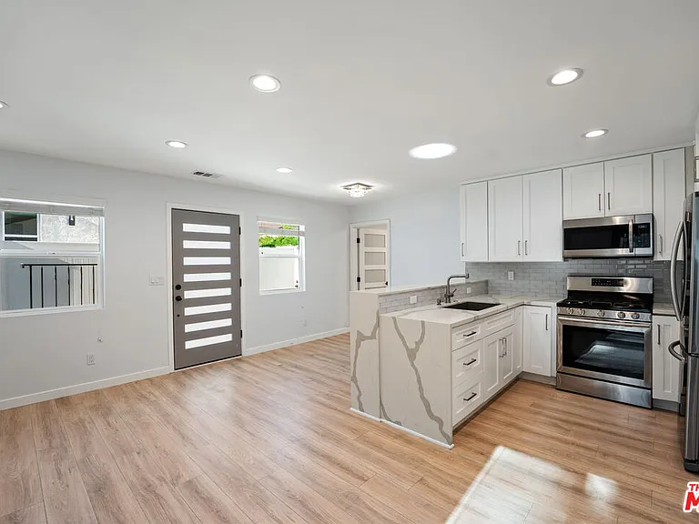 10726 Aqua Vista St — Photo 3