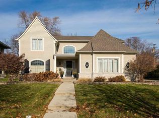 44 Hawthorne Grosse, Grosse Pointe, MI 48236