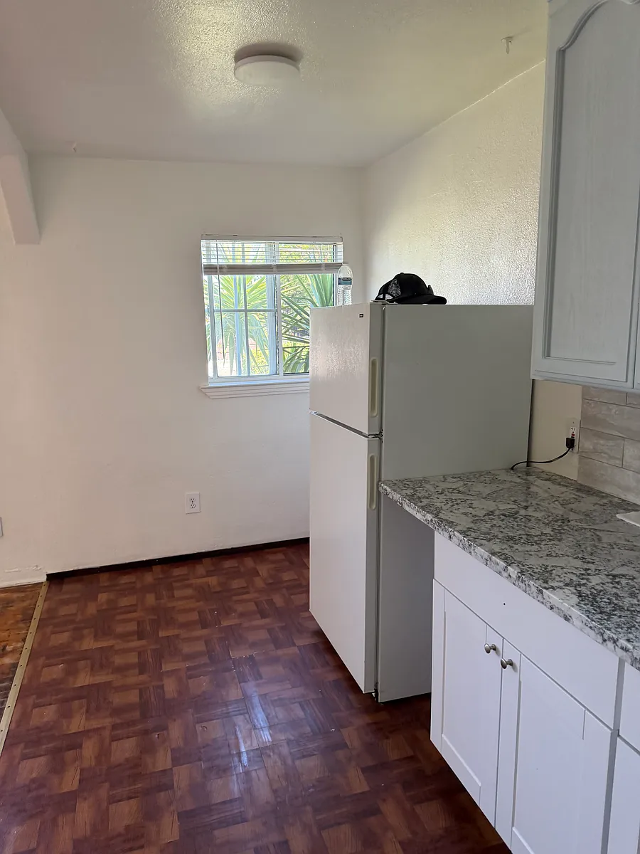 Building Photo - 1035 Bethany Ave #1