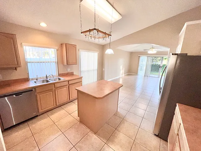 3 bed, 2042 sqft, $2,450 — Photo 3