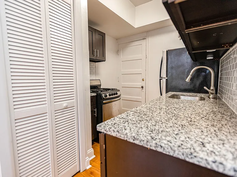 4400-10 N. Ashland Ave. / 1600-10 W. Montrose Ave. — Photo 5