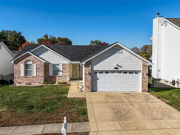 6221 Water Tower Place Dr, Saint Louis, MO 63129