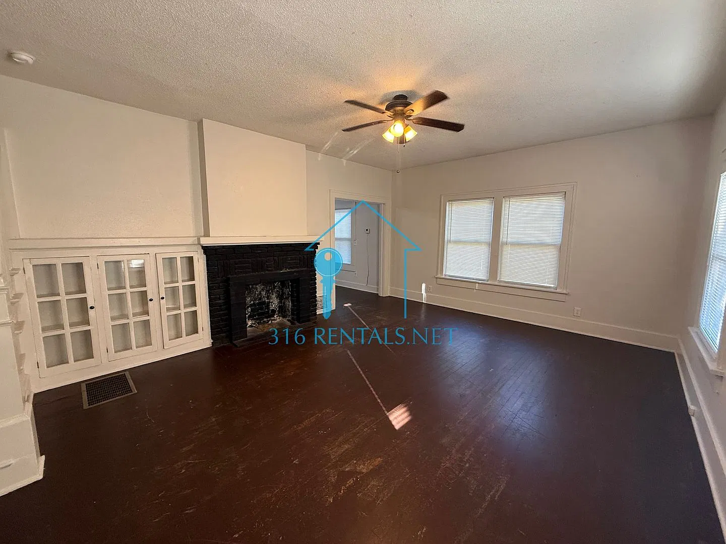 229-231 N Poplar — Photo 1