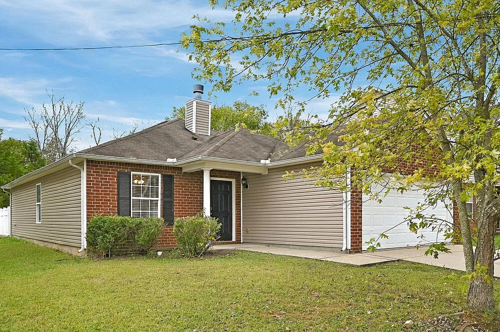 3 bed, 2.0 bath, 1429 sqft, $2,010 — Photo 3