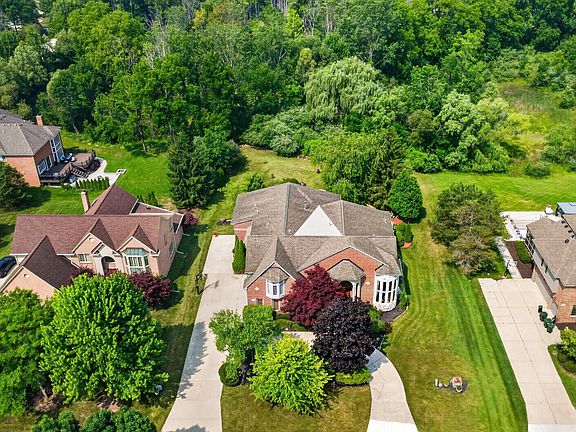 3rd image of 833 Lakewood Dr