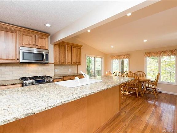 5th image of 49 Stanley Dr