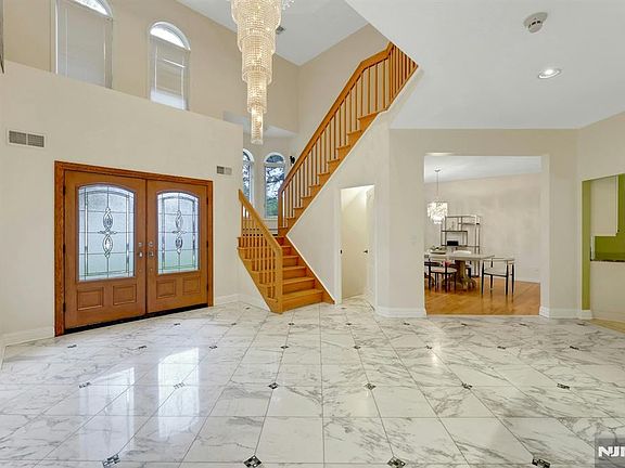 5th image of 10 Parker Pl